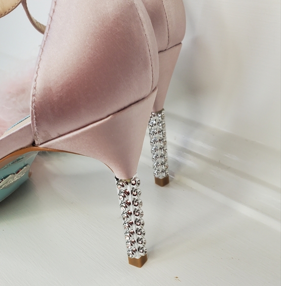 BETSEY JOHNSON Elegant Pink Feathered Women's Heels - Picture 10 of 10